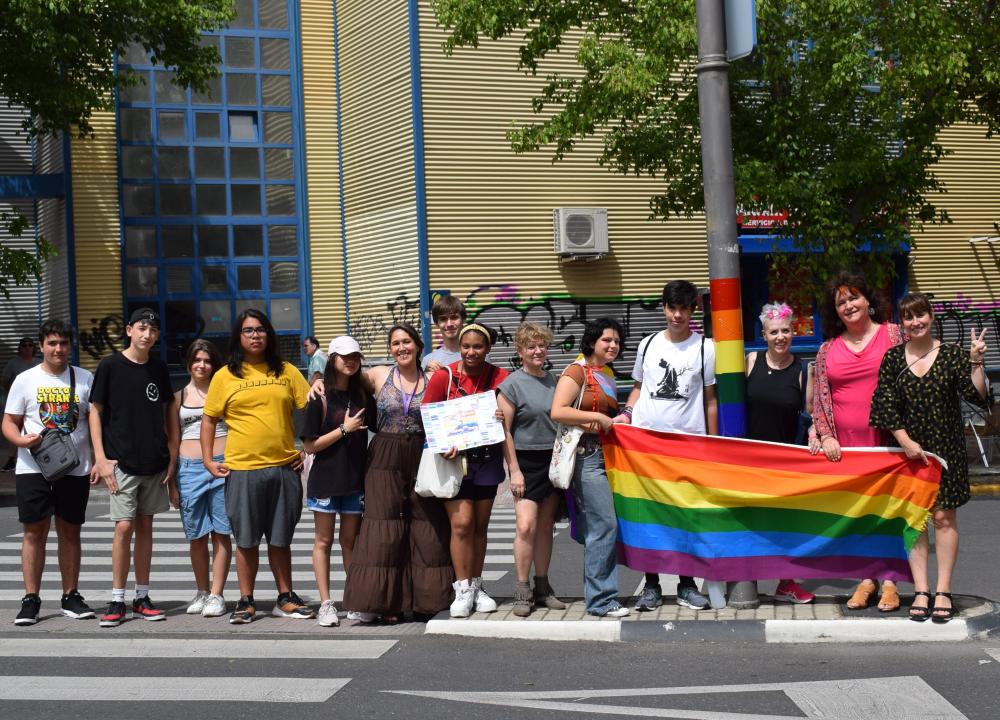 Imagen Los jóvenes pegan banderas LGTBIQ+ por las calles de Mejorada