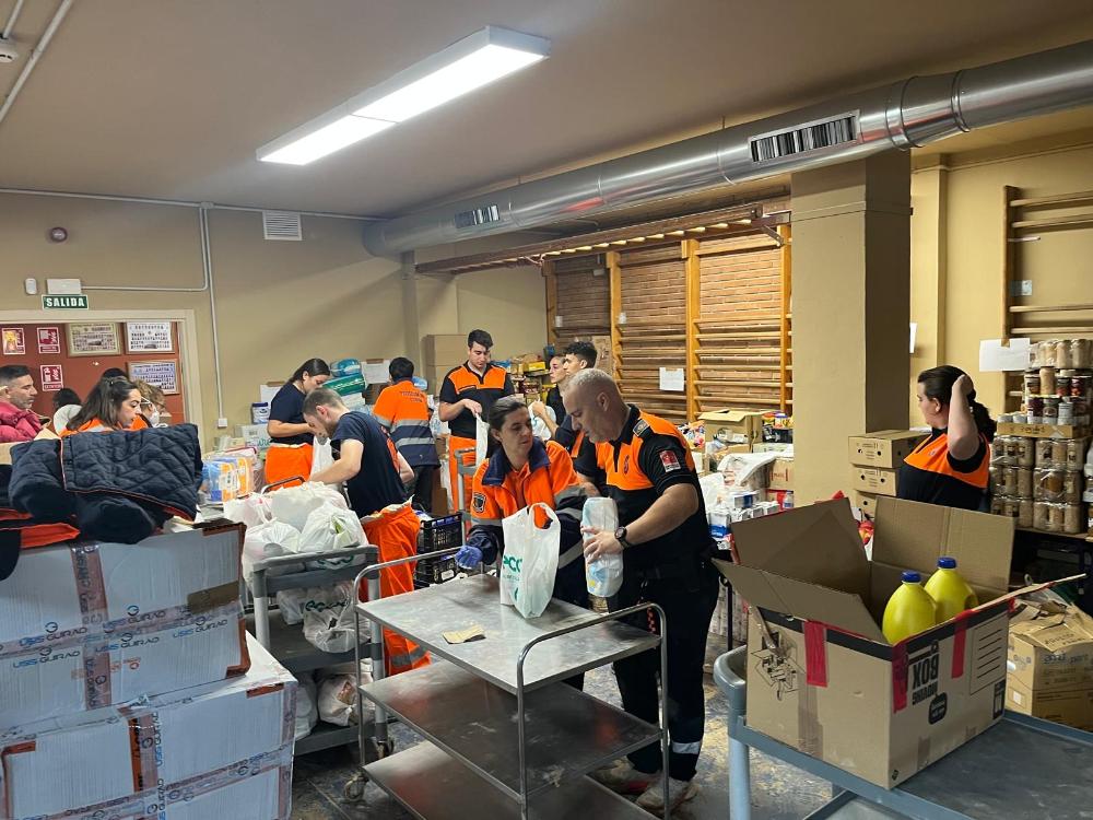 Imagen Los voluntarios de Protección Civil reparten comida en Paiporta